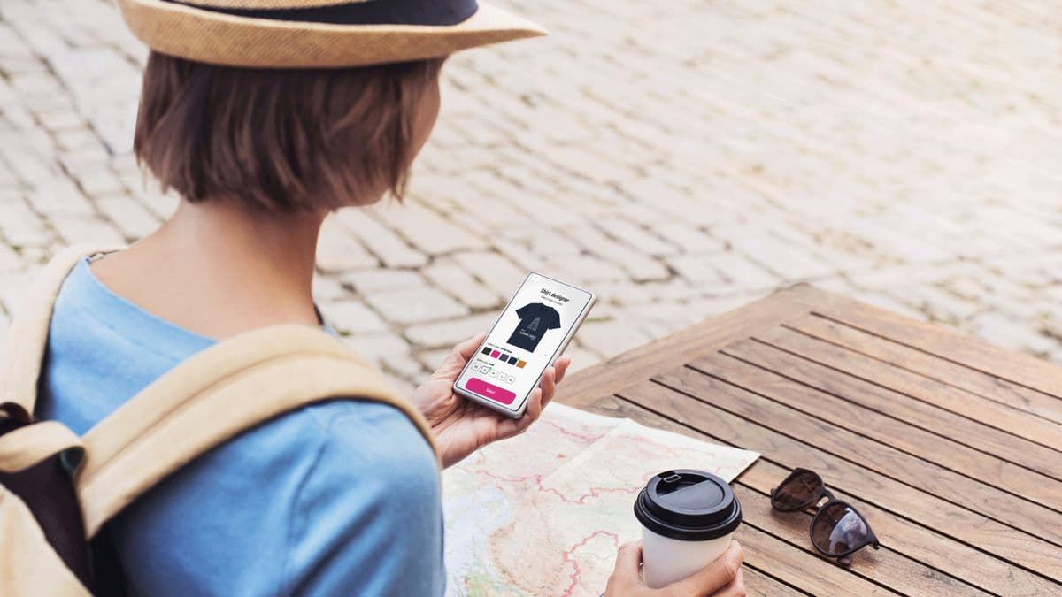 Kvinna beställer tshirt på plats via PinShirt