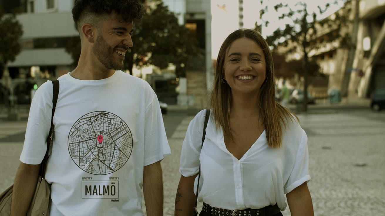 Två personer med PinShirt-tröja