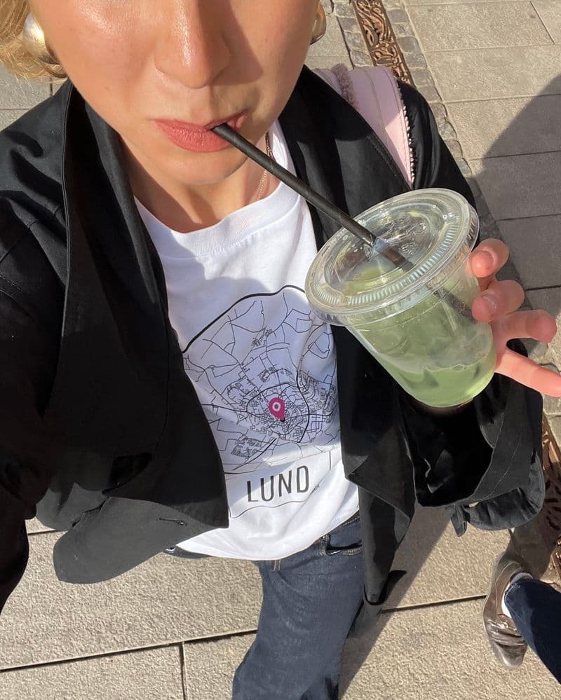 Person med PinShirt-tröja på promenad