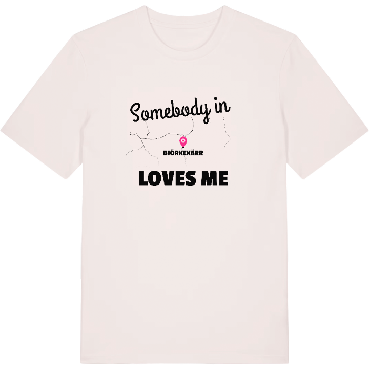 Nogen i Björkekärr elsker mig T-shirt – t-shirt fra PinShirt