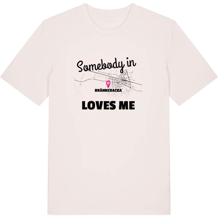 Nogen i Brännebacka elsker mig T-shirt – t-shirt fra PinShirt