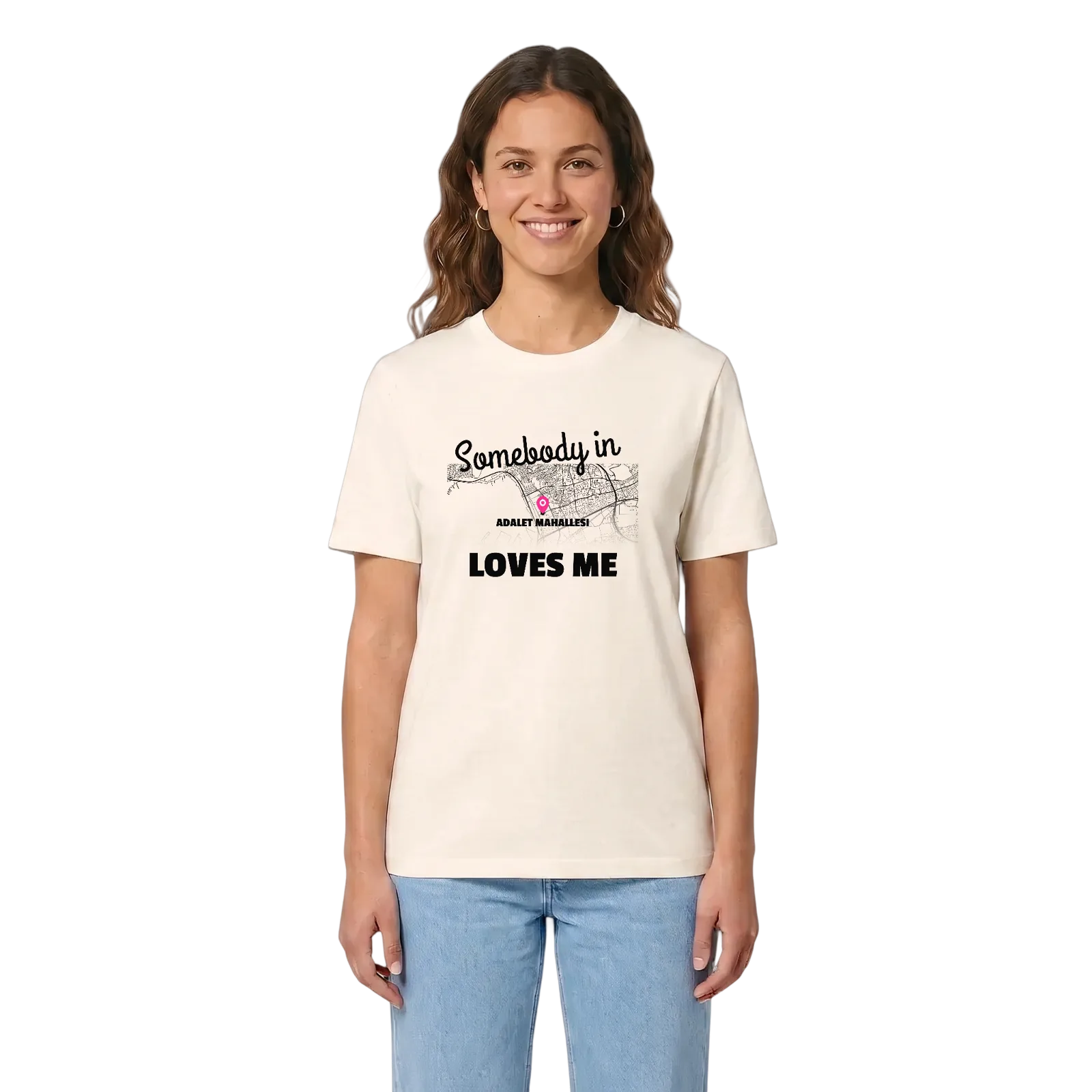 Någon i Adalet Mahallesi älskar mig t-shirt – Vintage White, i miljö