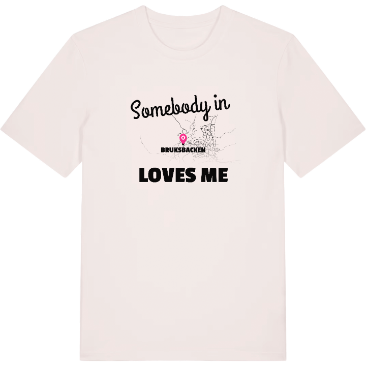Någon i Bruksbacken älskar mig t-shirt – t-shirt från PinShirt