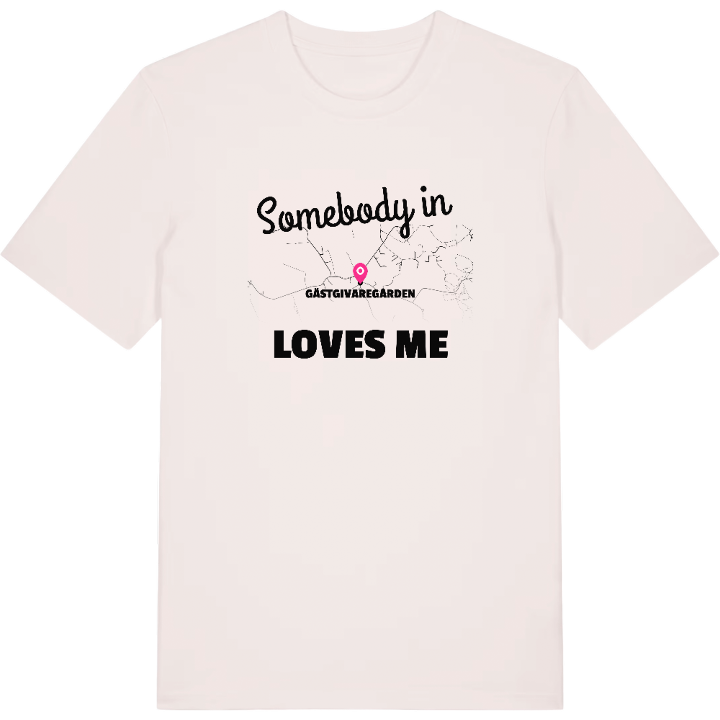 Någon i Gästgivaregården älskar mig t-shirt – t-shirt från PinShirt