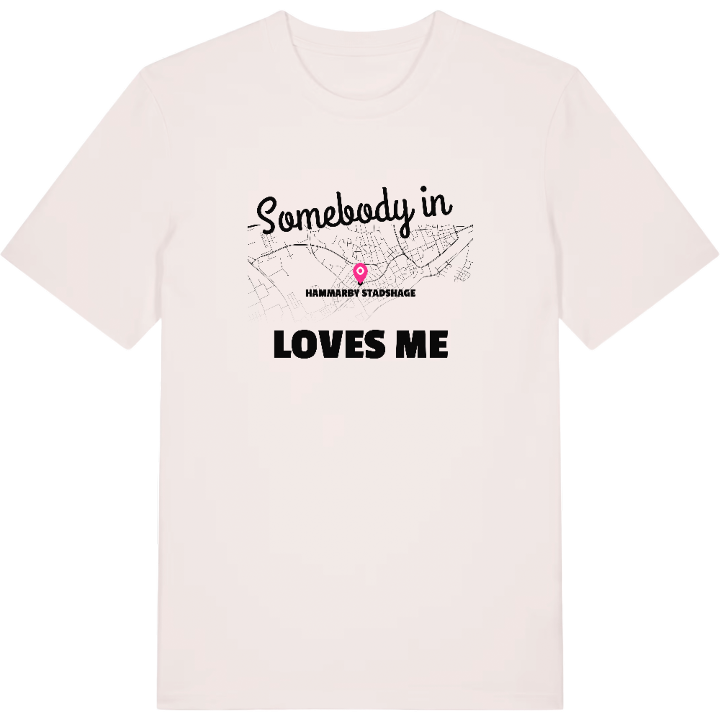 Någon i Hammarby Stadshage älskar mig t-shirt – t-shirt från PinShirt
