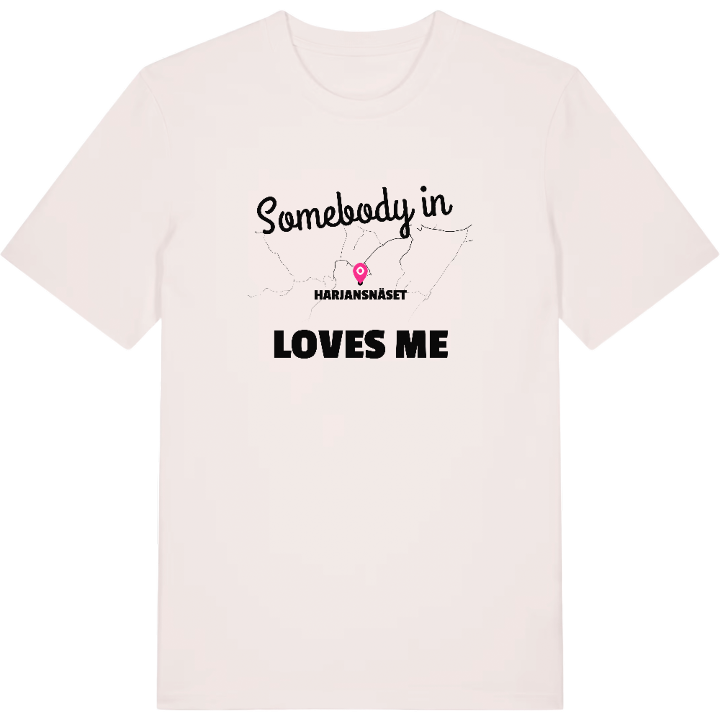Någon i Harjansnäset älskar mig t-shirt – t-shirt från PinShirt