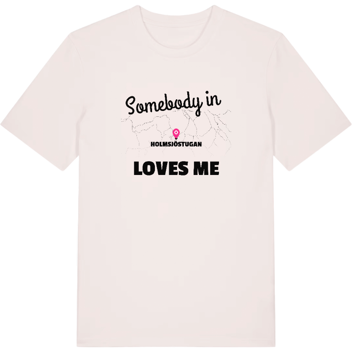 Någon i Holmsjöstugan älskar mig t-shirt – t-shirt från PinShirt