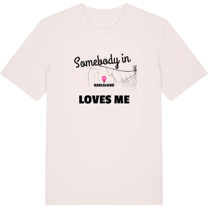 Någon i Karlslund älskar mig t-shirt – t-shirt från PinShirt