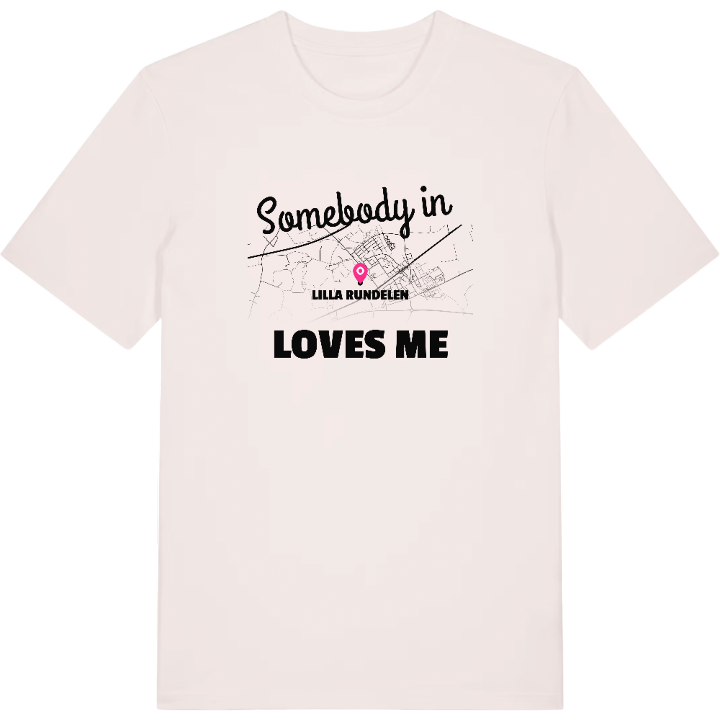Någon i Lilla Rundelen älskar mig t-shirt – t-shirt från PinShirt
