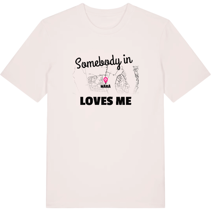 Någon i Närä älskar mig t-shirt – t-shirt från PinShirt