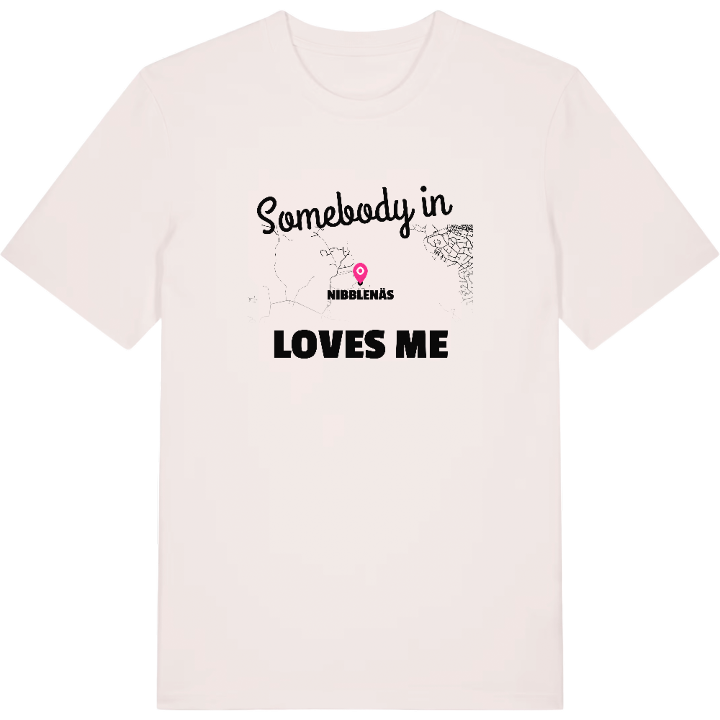 Någon i Nibblenäs älskar mig t-shirt – t-shirt från PinShirt