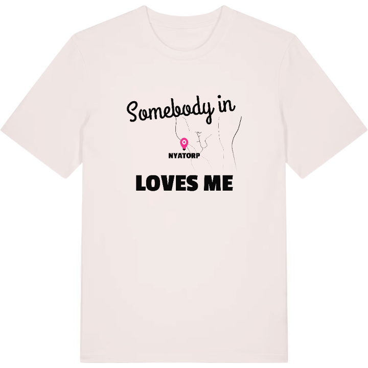 Någon i Nyatorp älskar mig t-shirt – t-shirt från PinShirt