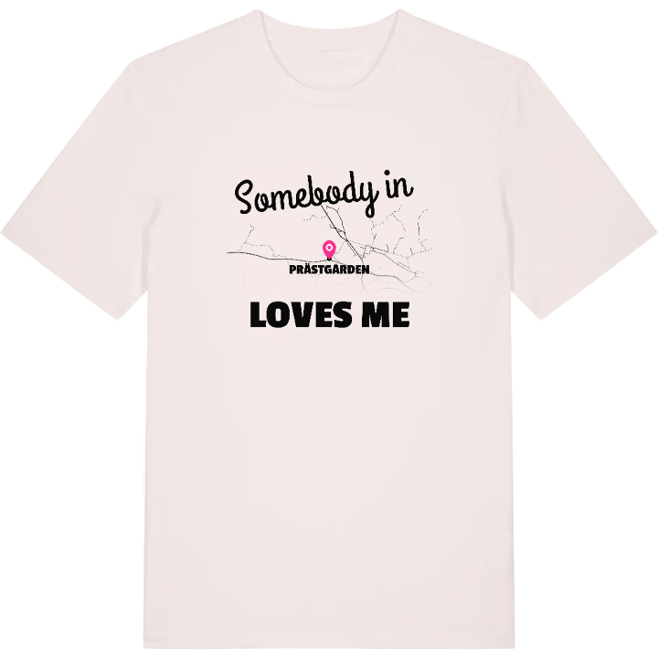 Någon i Prästgården älskar mig t-shirt – t-shirt från PinShirt