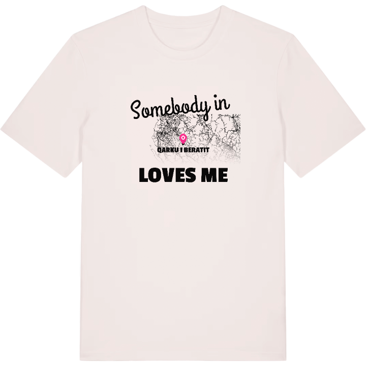 Någon i Qarku i Beratit älskar mig t-shirt – t-shirt från PinShirt