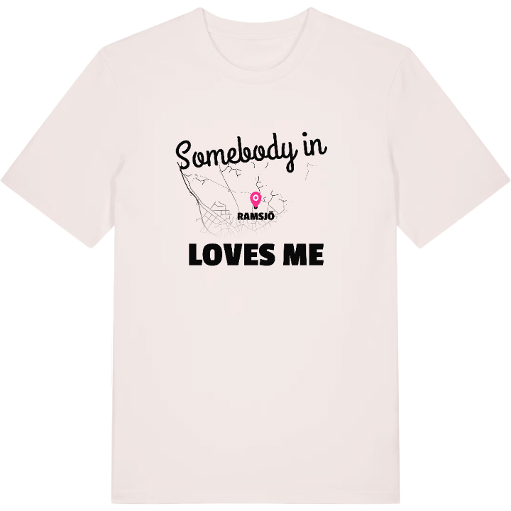 Någon i Ramsjö älskar mig t-shirt – t-shirt från PinShirt
