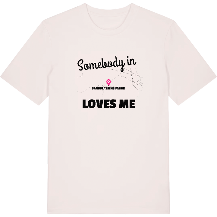 Någon i Sandplatsens fäbod älskar mig t-shirt – t-shirt från PinShirt