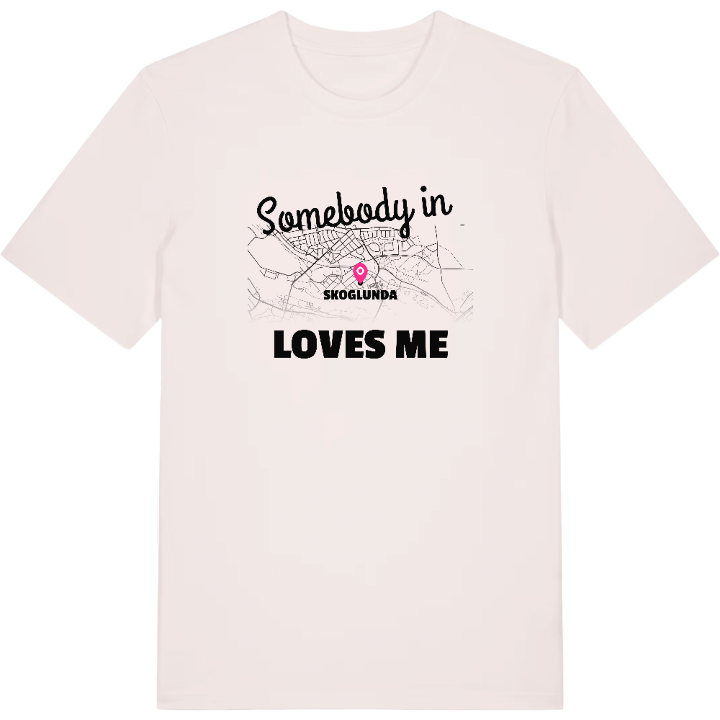 Någon i Skoglunda älskar mig t-shirt – t-shirt från PinShirt