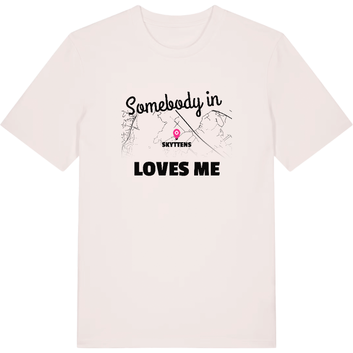 Någon i Skyttens älskar mig t-shirt – t-shirt från PinShirt