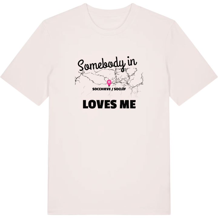Någon i Socchieve / Soclêf älskar mig t-shirt – t-shirt från PinShirt