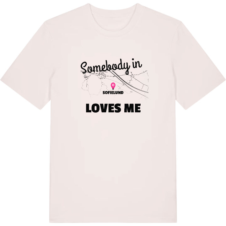 Någon i Sofielund älskar mig t-shirt – t-shirt från PinShirt