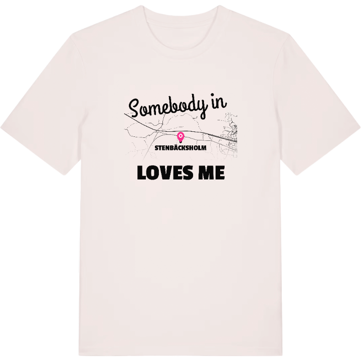 Någon i Stenbäcksholm älskar mig t-shirt – t-shirt från PinShirt