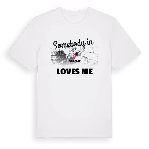 Någon i Sarıçam älskar mig t-shirt – ekologisk bomull t-shirt från Pinshirt