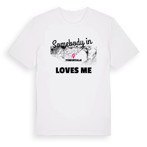 Någon i Yumurtalık älskar mig t-shirt – ekologisk bomull t-shirt från Pinshirt