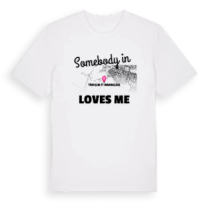 Någon i Yeniçimşit Mahallesi älskar mig t-shirt – ekologisk bomull t-shirt från Pinshirt