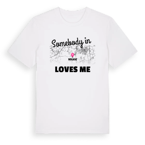 Någon i Volvic älskar mig t-shirt – ekologisk bomull t-shirt från Pinshirt