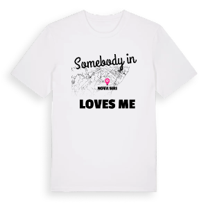 Någon i Nova Siri älskar mig t-shirt – ekologisk bomull t-shirt från Pinshirt