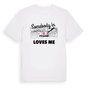 Någon i Stöckacker älskar mig t-shirt – ekologisk bomull t-shirt från Pinshirt