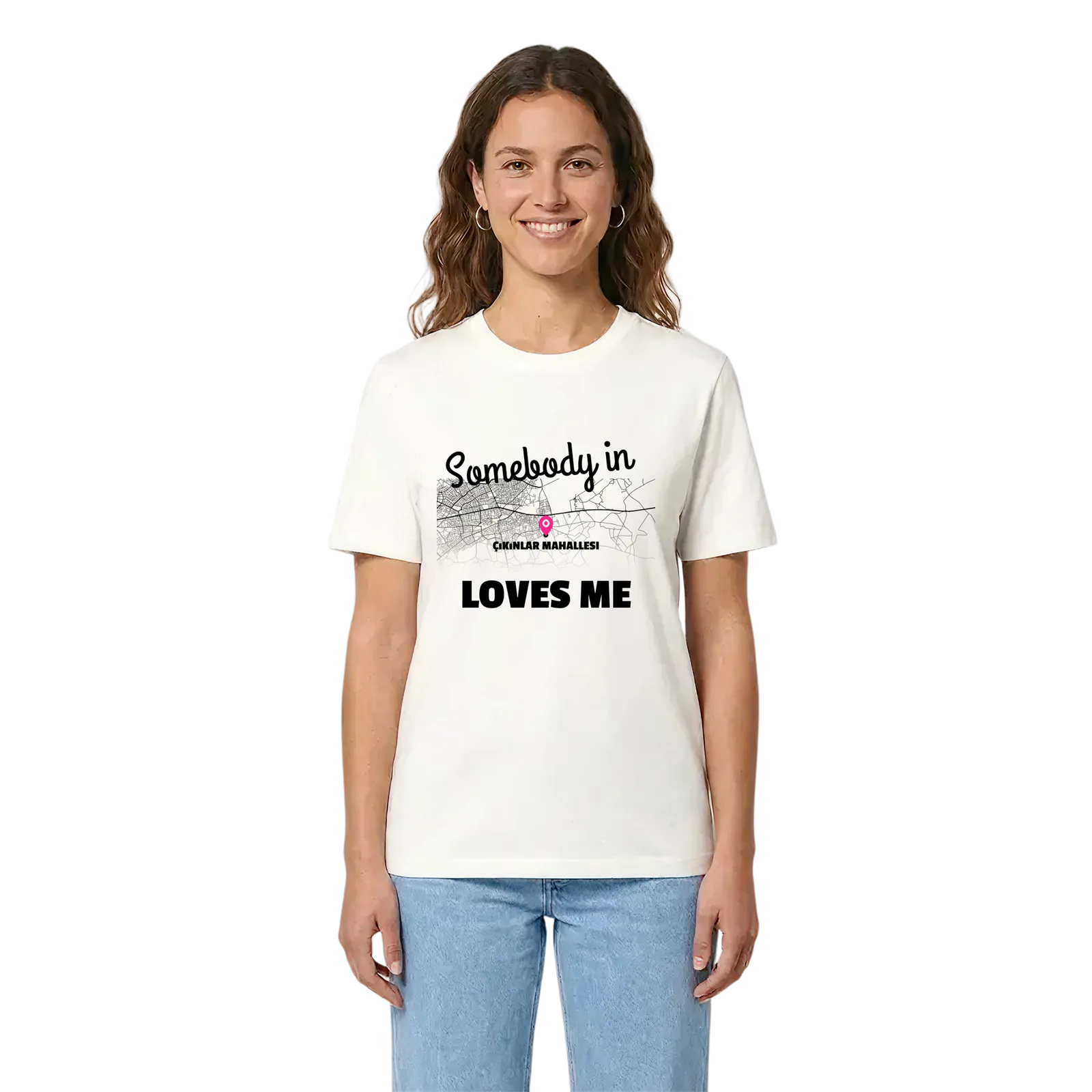Någon i Çıkınlar Mahallesi älskar mig t-shirt – White, i miljö