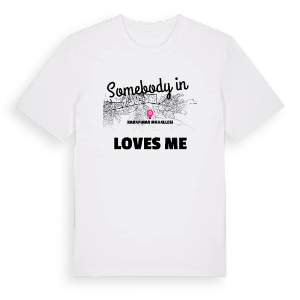 Någon i Karapınar Mahallesi älskar mig t-shirt – ekologisk bomull t-shirt från Pinshirt