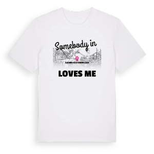 Någon i Sırameşeler Mahallesi älskar mig t-shirt – ekologisk bomull t-shirt från Pinshirt