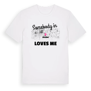 Någon i Soliera älskar mig t-shirt – ekologisk bomull t-shirt från Pinshirt