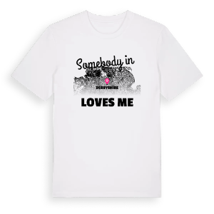 Någon i Derbyshire älskar mig t-shirt – ekologisk bomull t-shirt från Pinshirt
