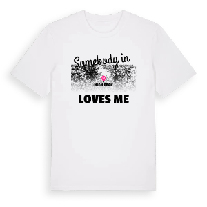Någon i High Peak älskar mig t-shirt – ekologisk bomull t-shirt från Pinshirt