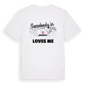 Någon i Mobberley älskar mig t-shirt – ekologisk bomull t-shirt från Pinshirt