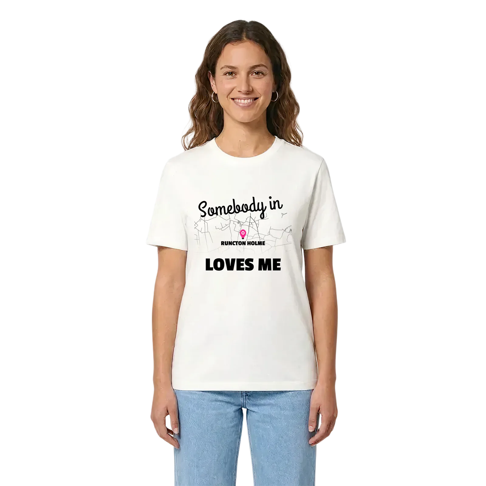 Någon i Runcton Holme älskar mig t-shirt – White, i miljö