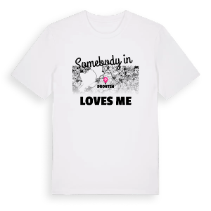 Någon i Dronten älskar mig t-shirt – ekologisk bomull t-shirt från Pinshirt