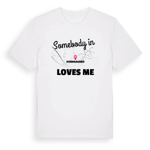 Någon i Drängagård älskar mig t-shirt – ekologisk bomull t-shirt från Pinshirt