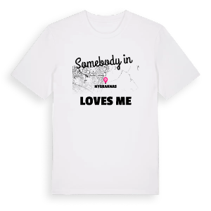Någon i Nygrannas älskar mig t-shirt – ekologisk bomull t-shirt från Pinshirt
