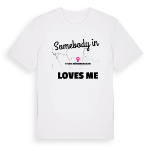 Någon i Stora Börsingagård älskar mig t-shirt – ekologisk bomull t-shirt från Pinshirt