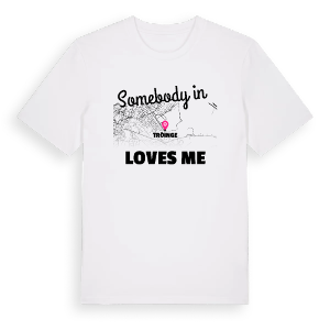 Någon i Tröinge älskar mig t-shirt – ekologisk bomull t-shirt från Pinshirt