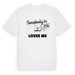 Någon i Larbroye älskar mig t-shirt – ekologisk bomull t-shirt från Pinshirt