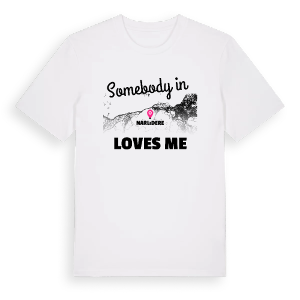 Någon i Narlıdere älskar mig t-shirt – ekologisk bomull t-shirt från Pinshirt