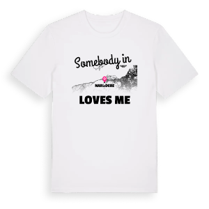 Någon i Narlıdere älskar mig t-shirt – ekologisk bomull t-shirt från Pinshirt