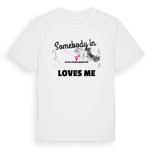 Någon i Sasalı Merkez Mahallesi älskar mig t-shirt – ekologisk bomull t-shirt från Pinshirt