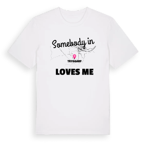 Någon i Tryggarp älskar mig t-shirt – ekologisk bomull t-shirt från Pinshirt