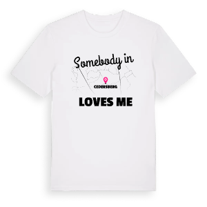 Någon i Cedersberg älskar mig t-shirt – ekologisk bomull t-shirt från Pinshirt